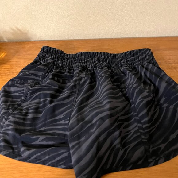 Lululemon Tracker Short Size 8 Le Tigre Camo Deep Coal Multi (Zebra) - Picture 3 of 5